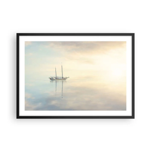 Póster en marco negro - Un barco en un mar en calma bajo una luz suave. - 70x50cm - En un mar de silencio - Decoración de pared moderna para salón y dormitorio ARTTOR