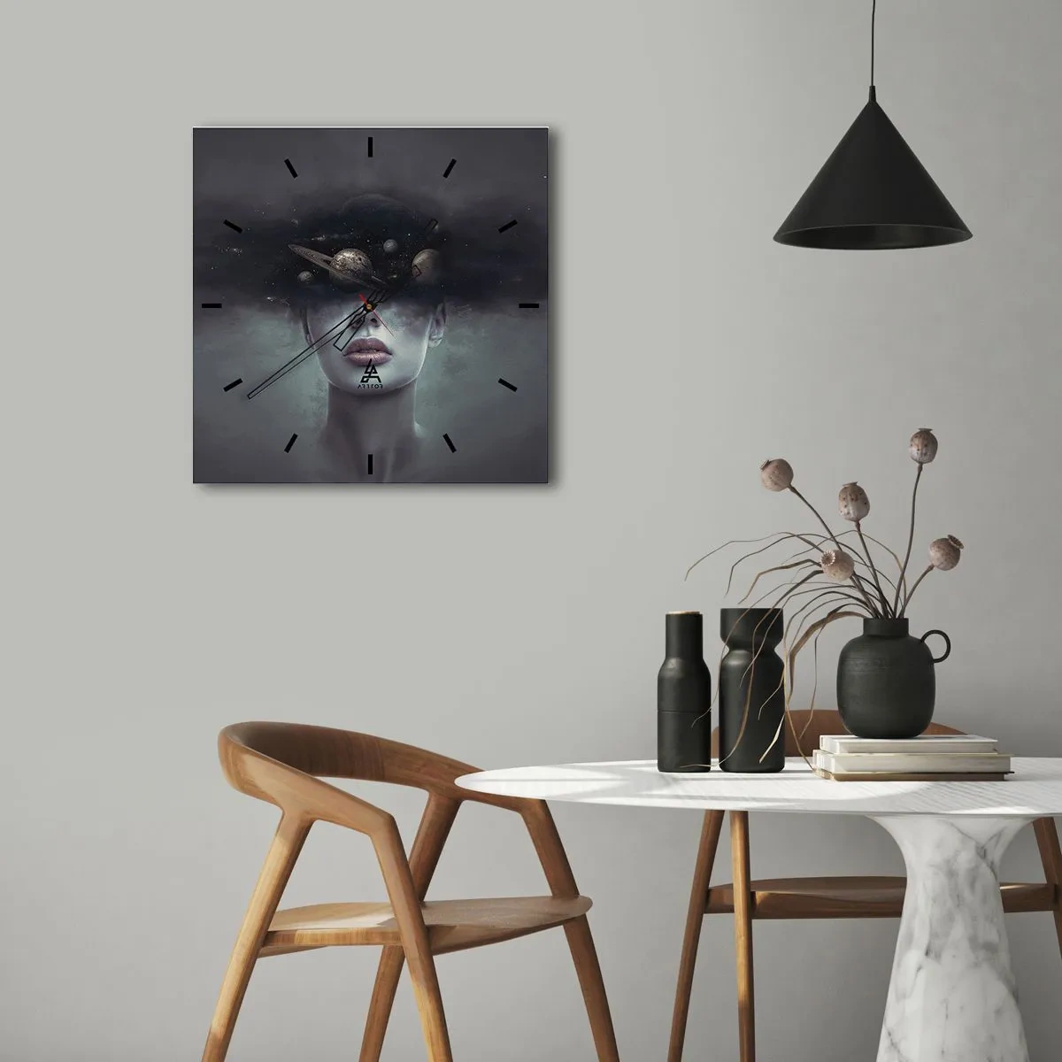 Reloj de pared - Reloj de vidrio - Un rostro de mujer con un motivo de planeta y espacio en el fondo. - 30x30cm - Y los planetas sienten... - Decoración de pared moderna para salón y dormitorio ARTTOR