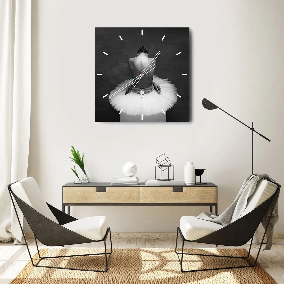Reloj de pared - Reloj de vidrio - Una bailarina de ballet en una pose clásica sobre un fondo oscuro. - 30x30cm - Rodeada de pétalos - Decoración de pared moderna para salón y dormitorio ARTTOR