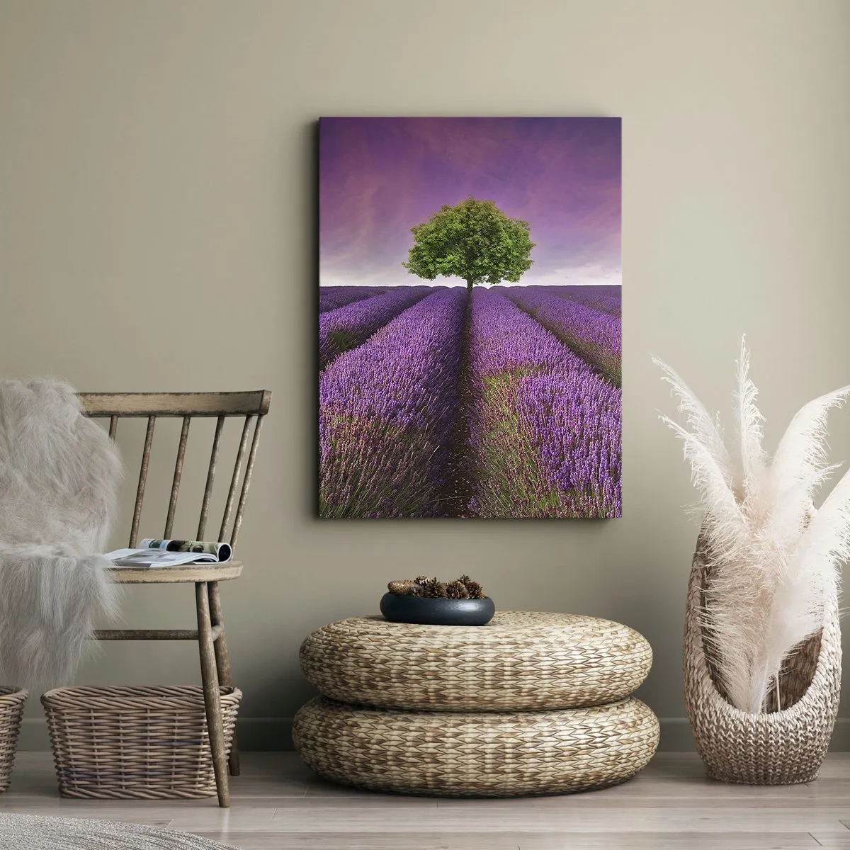 Cuadro sobre lienzo - Impresión de Imagen - Un campo de lavanda con un árbol solitario y un cielo púrpura. - 80x120cm - En los campos de lavanda - Decoración de pared moderna para salón y dormitorio ARTTOR