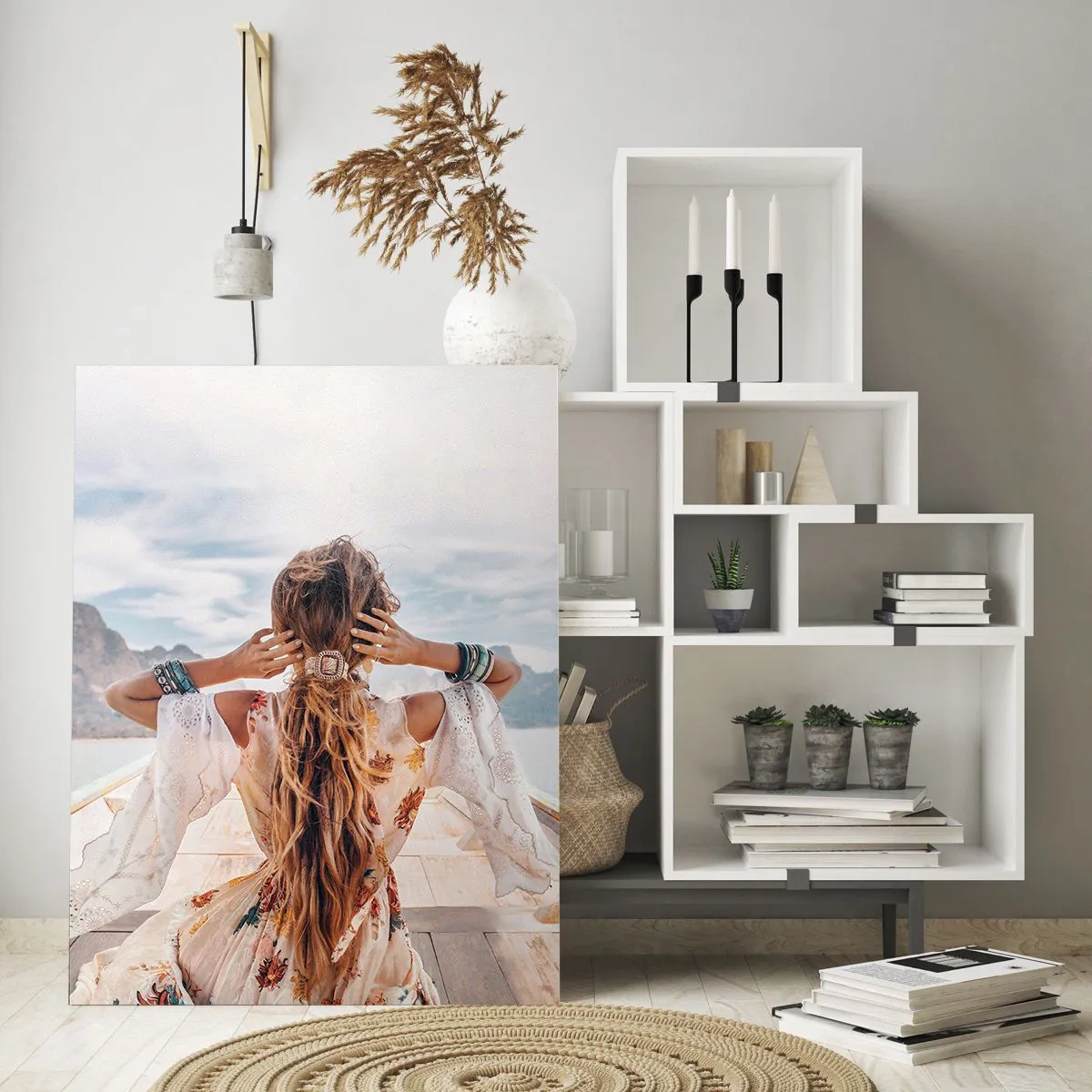 Cuadro sobre vidrio - Impresiones sobre Vidrio - Una mujer en un barco mirando hacia las montañas y el lago. - 50x70cm - Rumbo a la felicidad - Decoración de pared moderna para salón y dormitorio ARTTOR