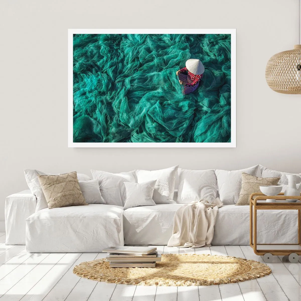 Póster - Una persona con sombrero entre redes de pesca verdes. - 100x70cm - En un mar de redes - Decoración de pared moderna para salón y dormitorio ARTTOR