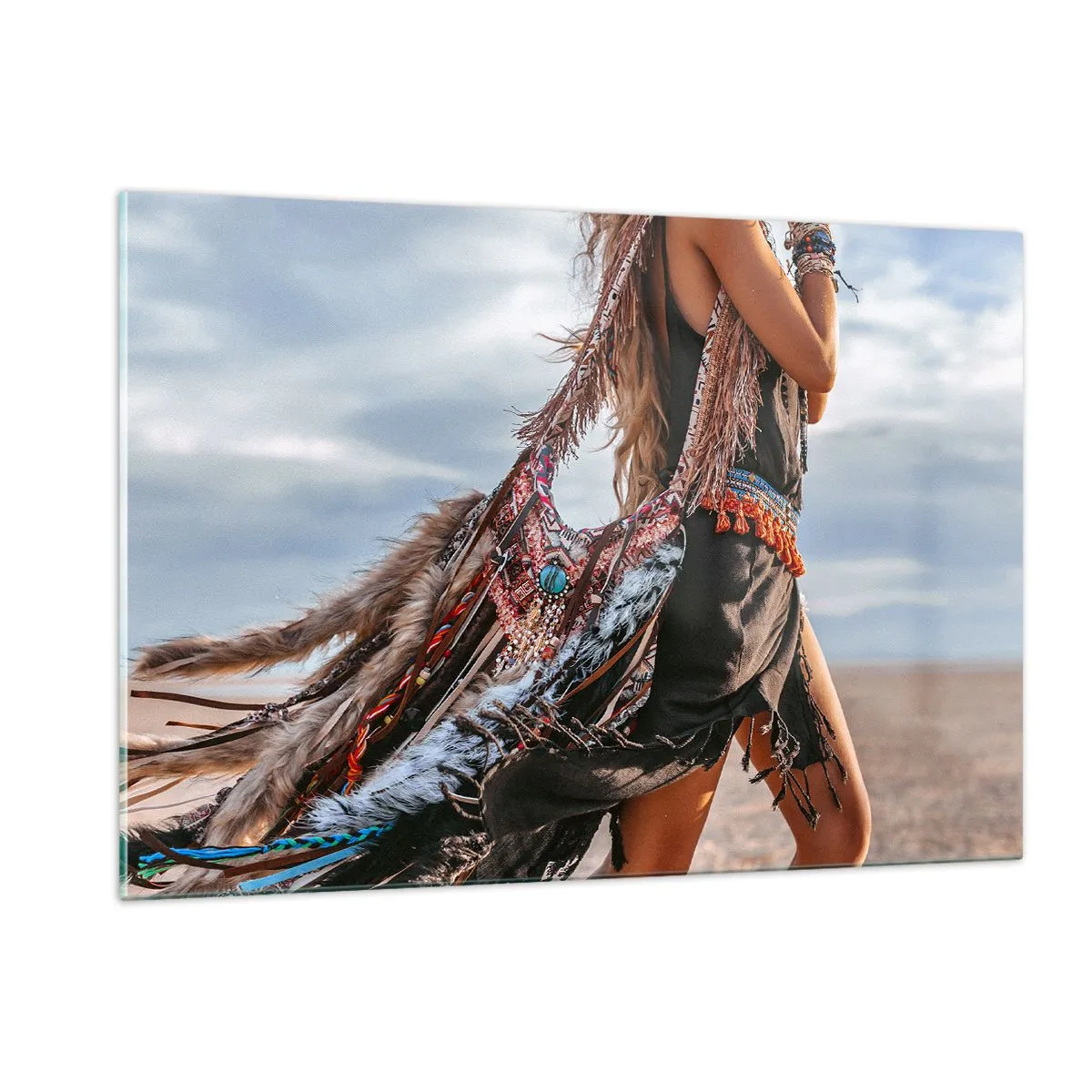 Cuadro sobre vidrio - Impresiones sobre Vidrio - Mujer de estilo boho con plumas y adornos sobre un fondo desértico. - 120x80cm - La chamana - Decoración de pared moderna para salón y dormitorio ARTTOR