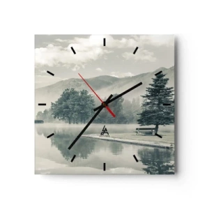 Reloj de pared - Reloj de vidrio - Un pintoresco lago con un banco y niebla al fondo. - 30x30cm - El lago sigue durmiendo - Decoración de pared moderna para salón y dormitorio ARTTOR