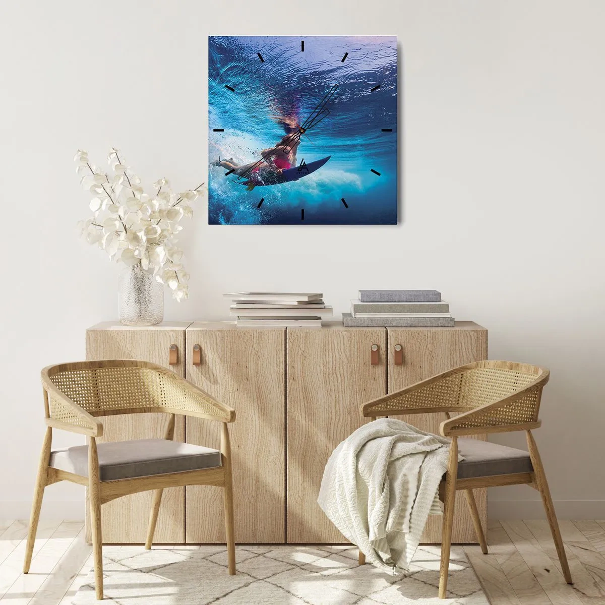 Reloj de pared - Reloj de vidrio - Un surfista bajo el agua en una composición dinámica en tonos azules. - 30x30cm - La profundidad de la alegría - Decoración de pared moderna para salón y dormitorio ARTTOR