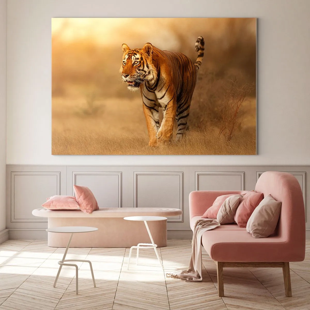 Cuadro sobre vidrio - Impresiones sobre Vidrio - Tigre bajo una luz dorada contra un fondo de sabana seca - 70x50cm - Antes del ataque - Decoración de pared moderna para salón y dormitorio ARTTOR