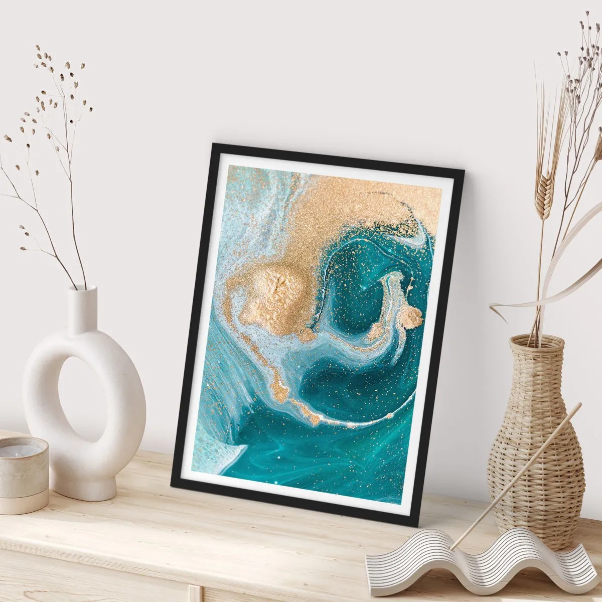 Póster en marco negro - Motivo abstracto de oro y turquesa en formas fluidas. - 50x70cm - Un remolino de oro y turquesa - Decoración de pared moderna para salón y dormitorio ARTTOR