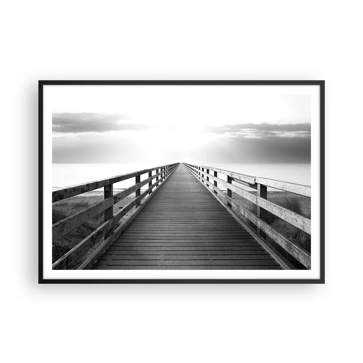 Póster en marco negro - Una imagen en blanco y negro de un embarcadero de madera que conduce hacia el horizonte. - 100x70cm - En la distancia... - Decoración de pared moderna para salón y dormitorio ARTTOR