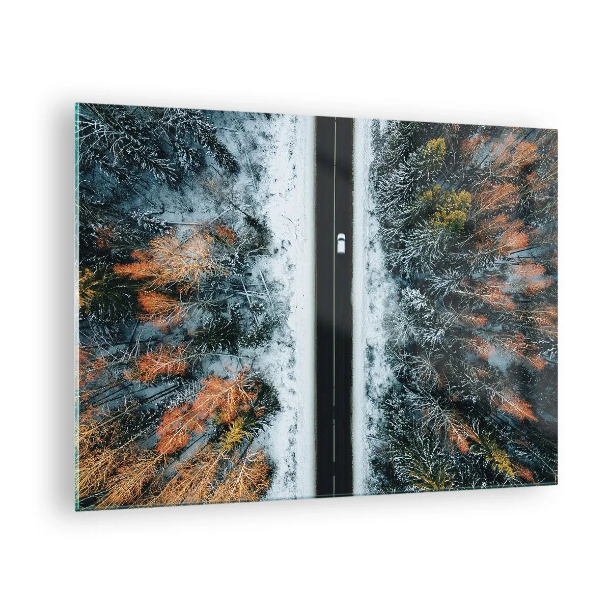 Cuadro sobre vidrio - Impresiones sobre Vidrio - Un camino invernal a través de un bosque cubierto de nieve con árboles coloridos. - 70x50cm - Atravesar el bosque en invierno - Decoración de pared moderna para salón y dormitorio ARTTOR