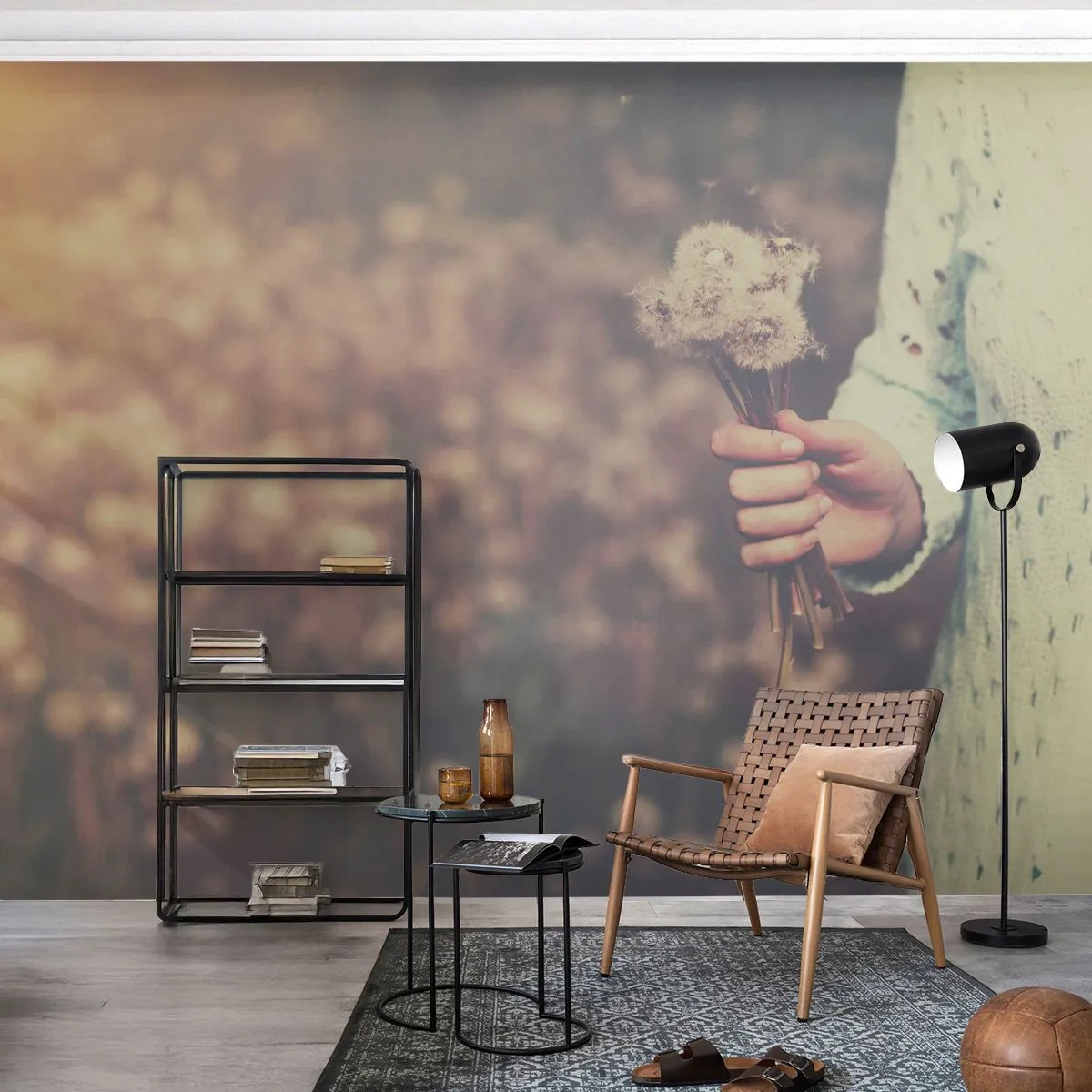Fotomural Premium Sand - Una mano sosteniendo dientes de león en un campo borroso - 100x70cm - Deténgalos, por favor - Decoración de pared moderna para salón y dormitorio ARTTOR