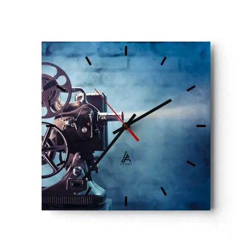Reloj de pared - Reloj de vidrio - Un antiguo proyector de películas que proyecta luz sobre un fondo azul. - 30x30cm - En el antiguo cine - Decoración de pared moderna para salón y dormitorio ARTTOR