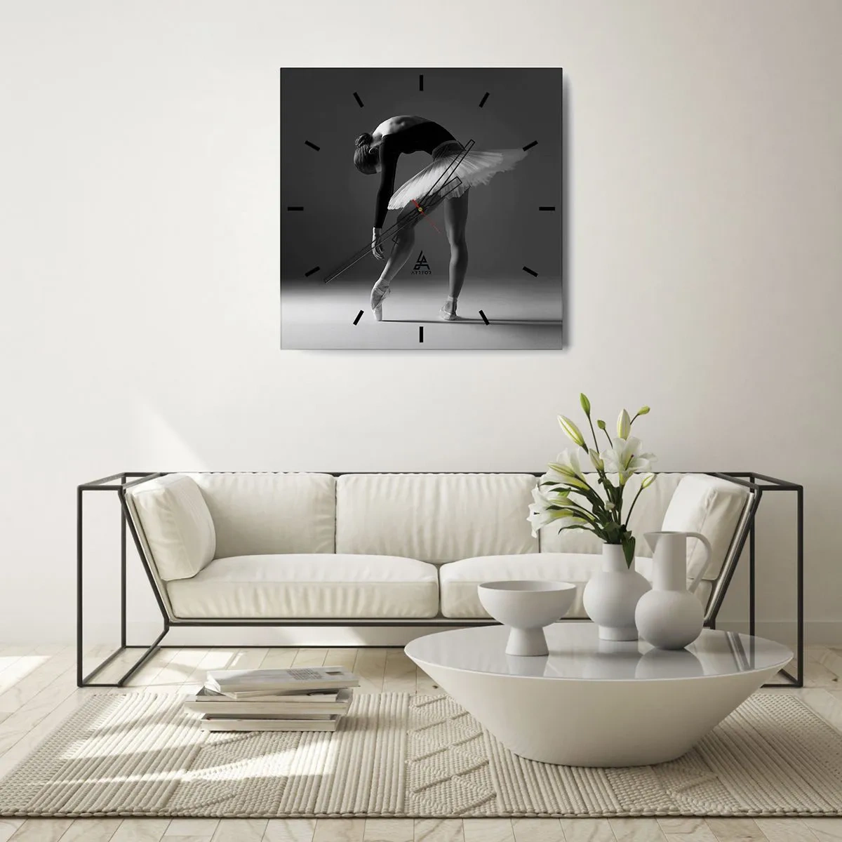 Reloj de pared - Reloj de vidrio - Una bailarina en una pose elegante sobre un fondo blanco y negro. - 30x30cm - Bella bailarina - Decoración de pared moderna para salón y dormitorio ARTTOR