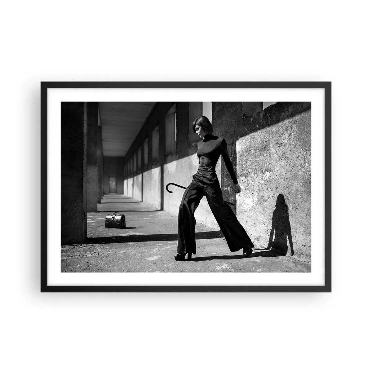 Póster en marco negro - Mujer elegante en un entorno industrial. - 70x50cm - Elegancia urbana - Decoración de pared moderna para salón y dormitorio ARTTOR