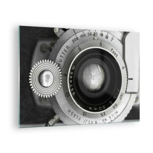 Cuadro sobre vidrio - Impresiones sobre Vidrio - Un primer plano de una lente de cámara antigua, llena de nostalgia y atmósfera vintage. - 70x50cm - Una historia de Hollywood - Decoración de pared moderna para salón y dormitorio ARTTOR
