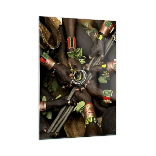 Cuadro sobre vidrio - Impresiones sobre Vidrio - Manos con brazaletes sosteniendo un recipiente en un gesto ritual - 50x70cm - Estamos juntos - Decoración de pared moderna para salón y dormitorio ARTTOR
