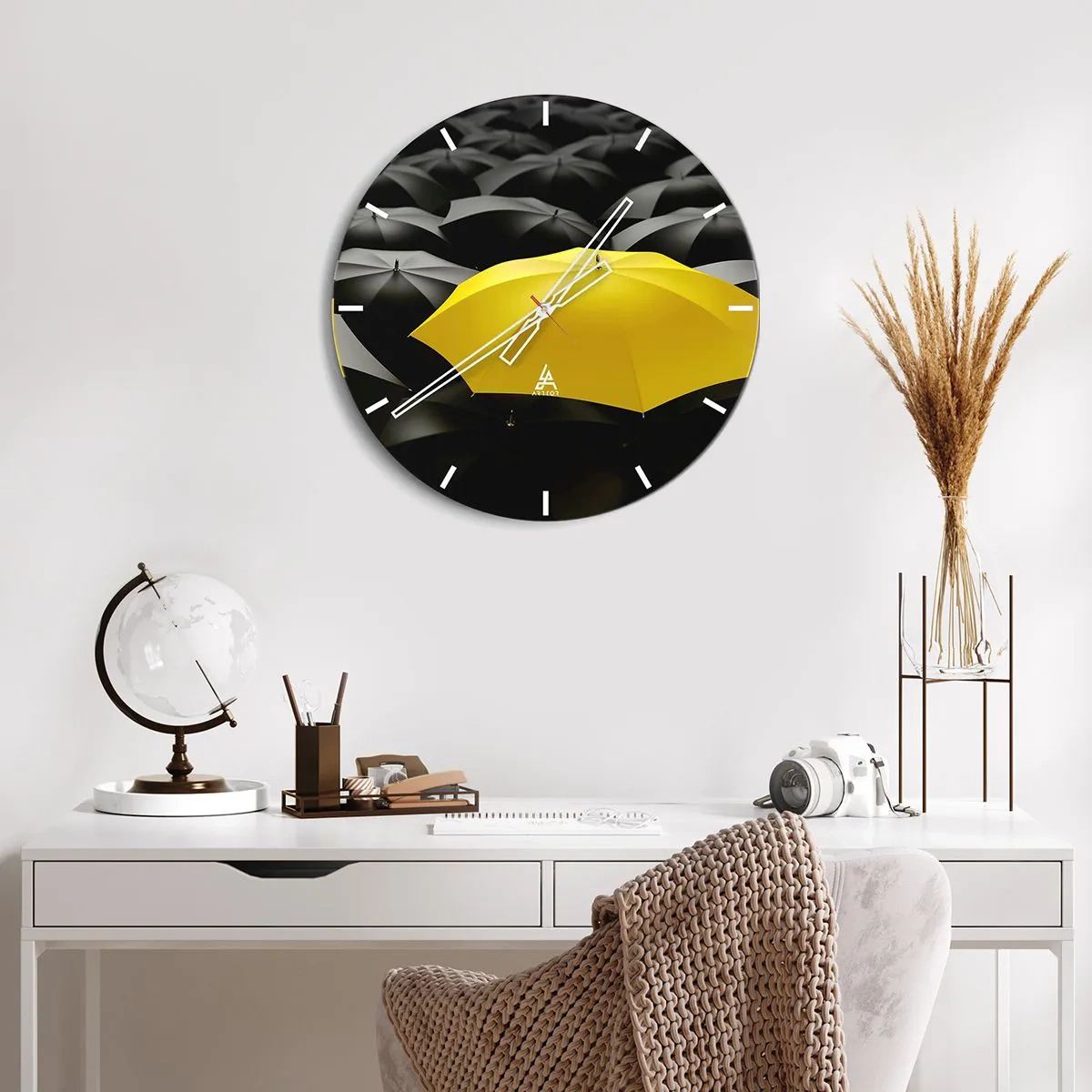 Reloj de pared - Reloj de vidrio - Un paraguas amarillo que destaca sobre el fondo negro. - 30x30cm - Adiós a la tristeza - Decoración de pared moderna para salón, cocina y dormitorio ARTTOR