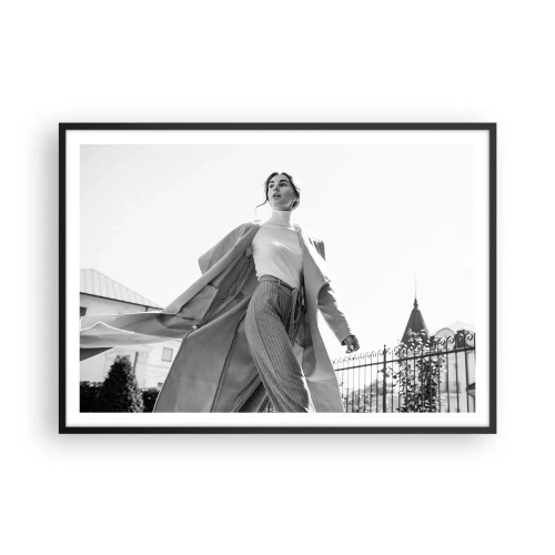 Póster en marco negro - Mujer elegante con abrigo frente a un fondo arquitectónico en blanco y negro - 100x70cm - ¿Vienes conmigo? - Decoración de pared moderna para salón y dormitorio ARTTOR