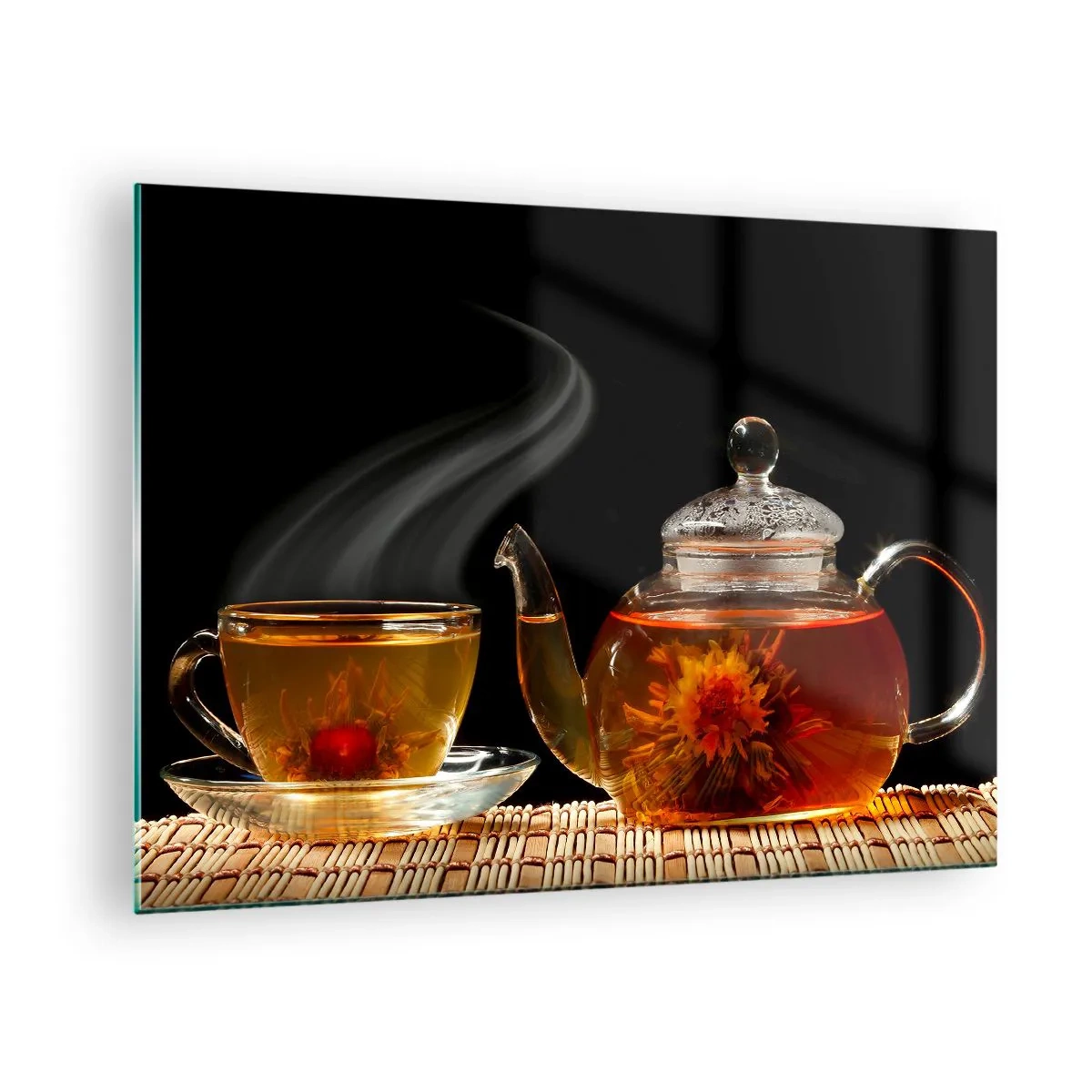 Cuadro sobre vidrio - Impresiones sobre Vidrio - Una jarra de cristal y una taza de té con una flor sobre un fondo negro. - 70x50cm - Magia y el arte del té - Decoración de pared moderna para salón y dormitorio ARTTOR