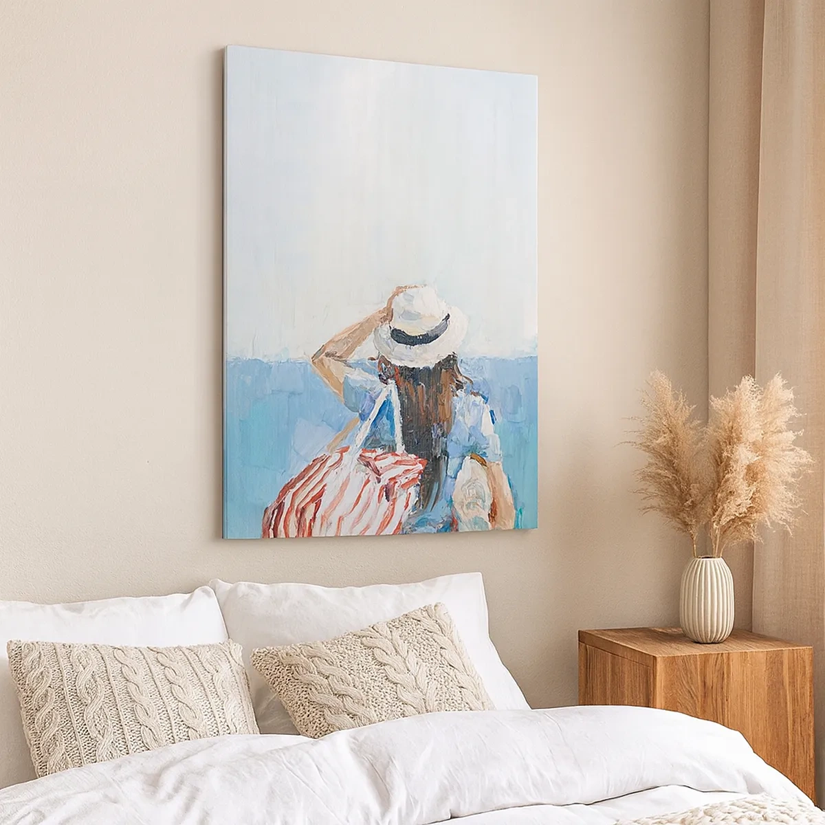 Cuadro sobre lienzo - Impresión de Imagen - Una mujer con sombrero frente al mar azul. - 50x70cm - Bienvenida a tus vacaciones - Decoración de pared moderna para salón y dormitorio ARTTOR