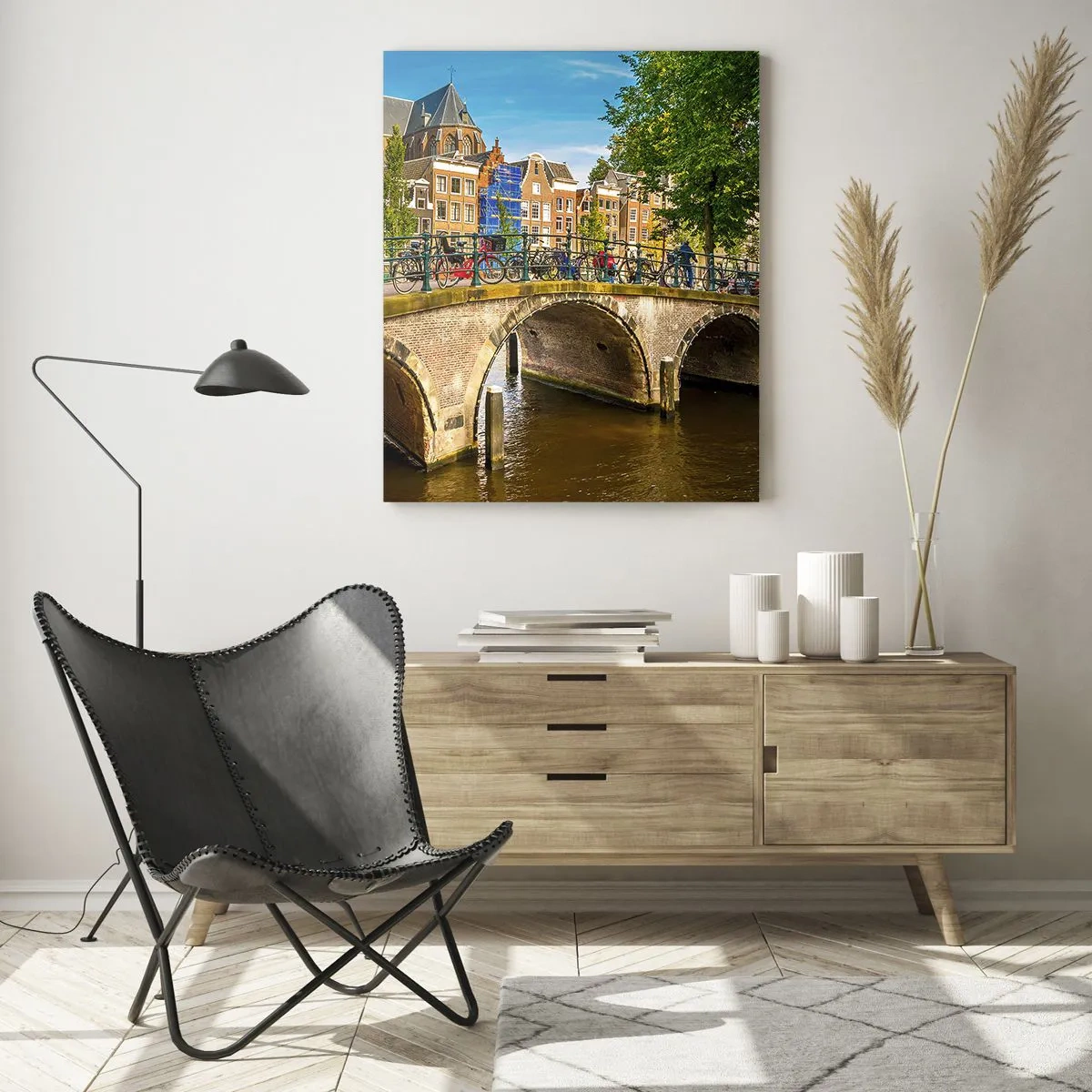 Cuadro sobre vidrio - Impresiones sobre Vidrio - Un puente sobre un canal rodeado de arquitectura histórica y vegetación. - 50x70cm - Primavera en el canal - Decoración de pared moderna para salón y dormitorio ARTTOR