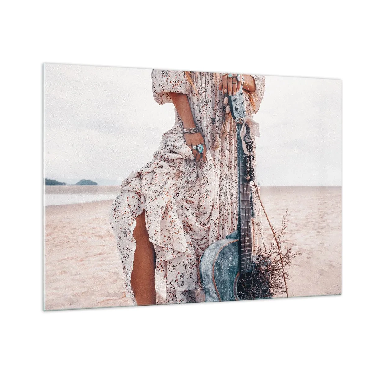 Cuadro sobre vidrio - Impresiones sobre Vidrio - Mujer de estilo bohemio con guitarra en una playa vacía - 100x70cm - Una flor en el camino - Decoración de pared moderna para salón y dormitorio ARTTOR