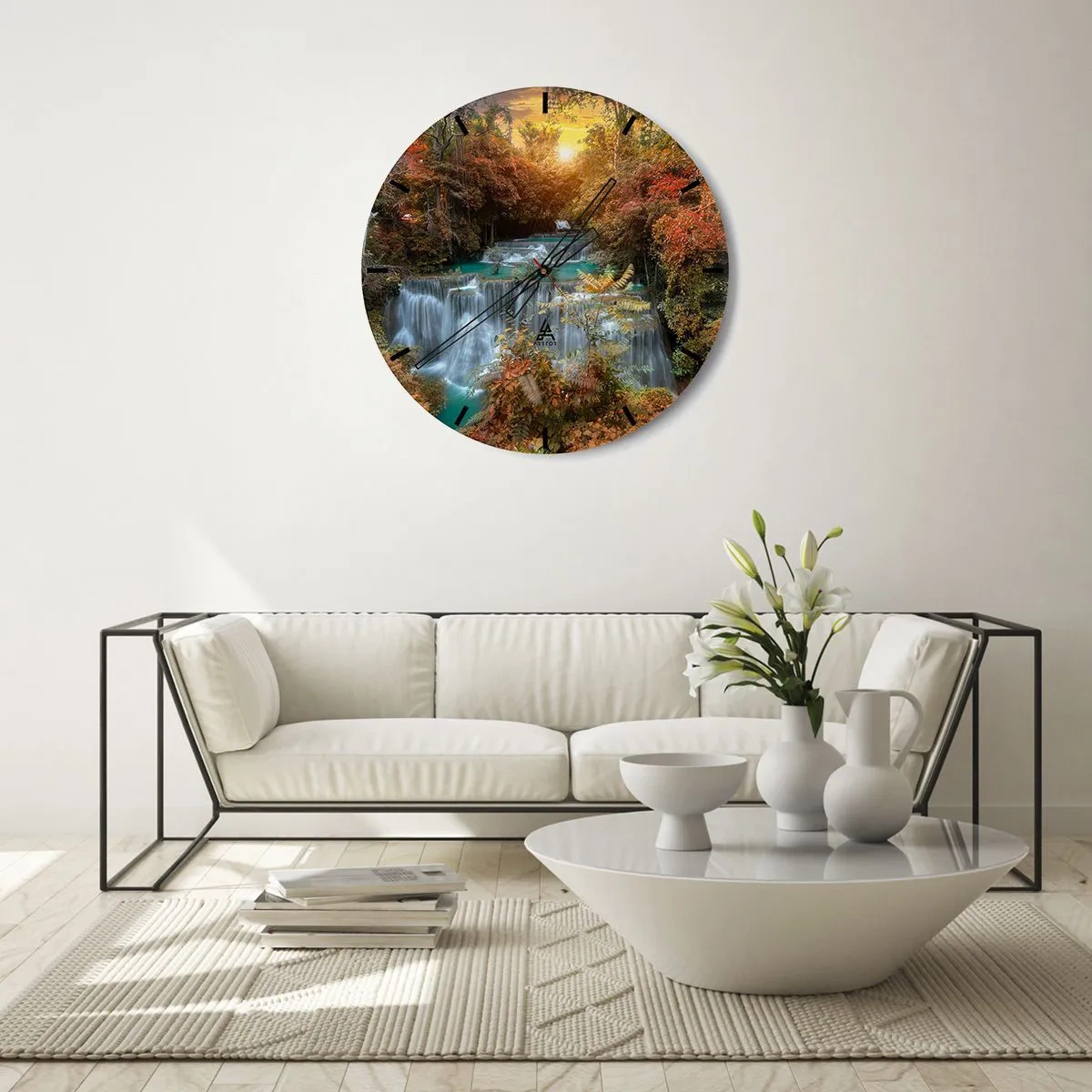 Reloj de pared - Reloj de vidrio - Paisaje otoñal con una cascada a la luz del sol poniente. - 30x30cm - El tesoro escondido del bosque - Decoración de pared moderna para salón, cocina y dormitorio ARTTOR