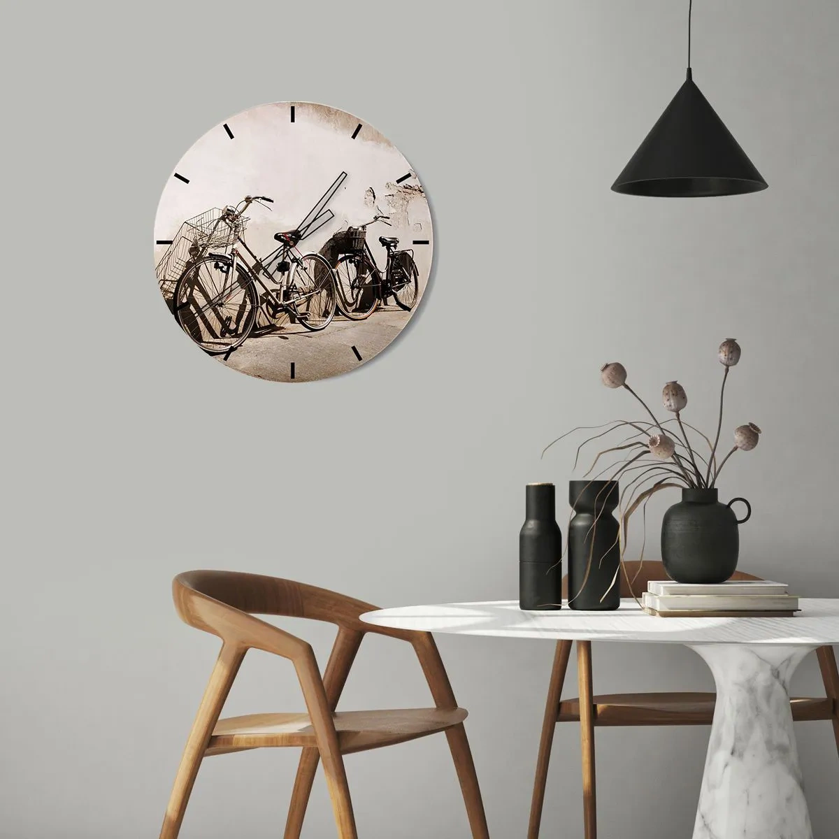 Reloj de pared - Reloj de vidrio - Bicicletas de estilo retro contra una pared - 30x30cm - El inolvidable encanto del pasado - Decoración de pared moderna para salón, cocina y dormitorio ARTTOR