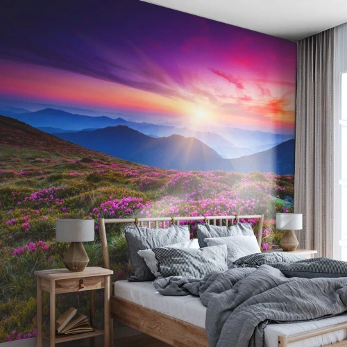 Fotomural Premium Sand - Paisaje de montaña con flores moradas al atardecer - 100x70cm - Dulce aroma a frescura - Decoración de pared moderna para salón y dormitorio ARTTOR