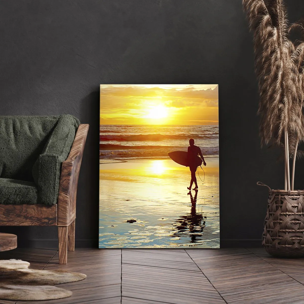 Cuadro sobre lienzo - Impresión de Imagen - Un surfista caminando por la playa al atardecer con una tabla en la mano. - 80x120cm - El regreso del guerrero - Decoración de pared moderna para salón y dormitorio ARTTOR