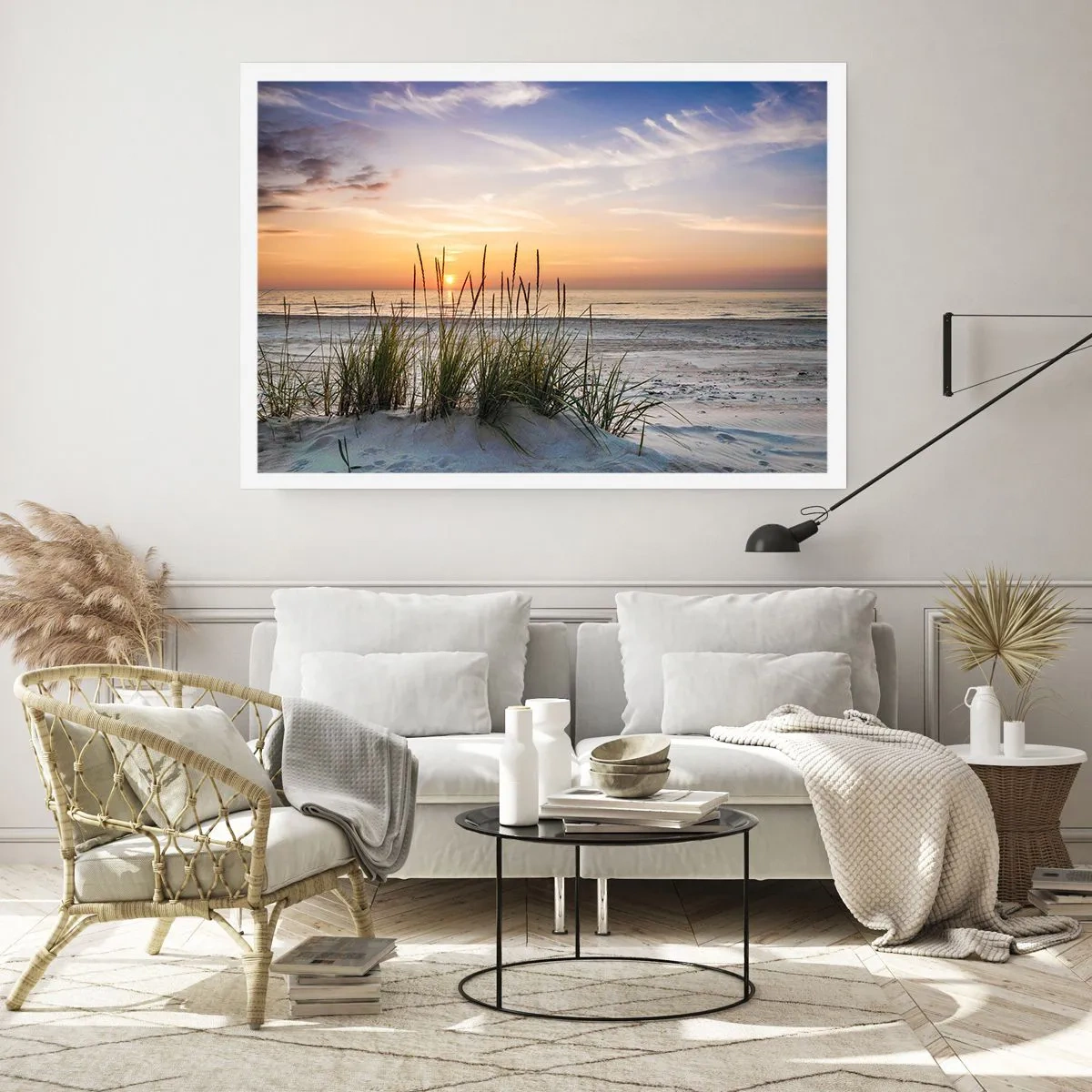 Póster - Una playa de arena al atardecer con césped al fondo. - 100x70cm - Mira, piensa, siente - Decoración de pared moderna para salón y dormitorio ARTTOR
