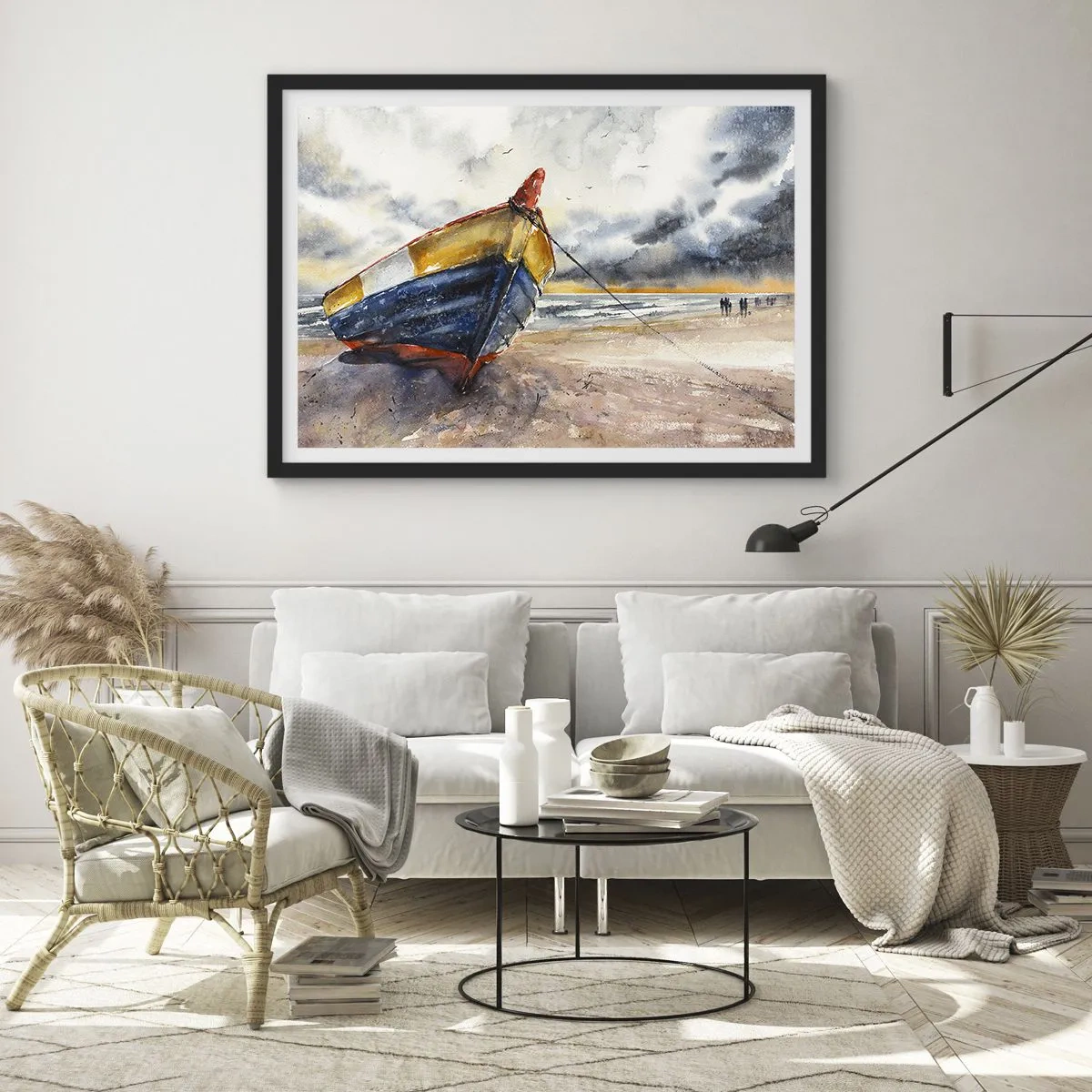 Póster en marco negro - Un pintoresco barco en la playa bajo un cielo nublado. - 70x50cm - Descansando en la orilla - Decoración de pared moderna para salón y dormitorio ARTTOR