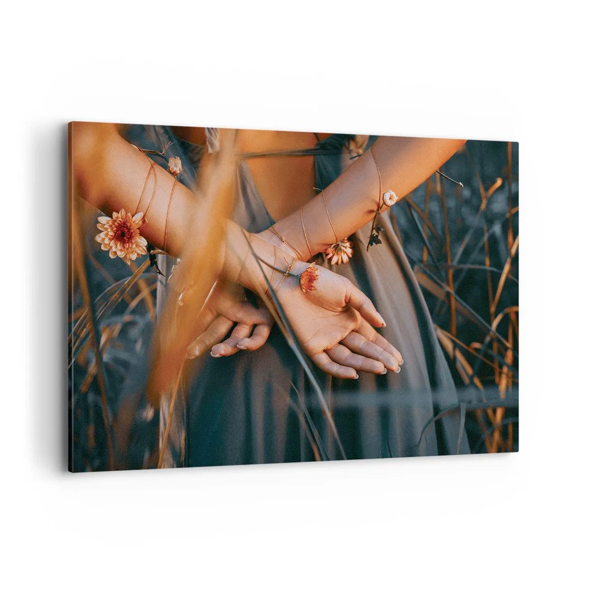 Cuadro sobre lienzo - Impresión de Imagen - Manos sensuales con flores en un entorno natural. - 120x80cm - Conectada con la naturaleza - Decoración de pared moderna para salón y dormitorio ARTTOR