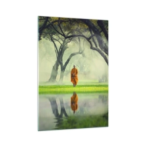 Cuadro sobre vidrio - Impresiones sobre Vidrio - Un monje con una túnica naranja en un bosque con un fondo brumoso y reflejo en el agua. - 70x100cm - En el camino de la iluminación - Decoración de pared moderna para salón y dormitorio ARTTOR