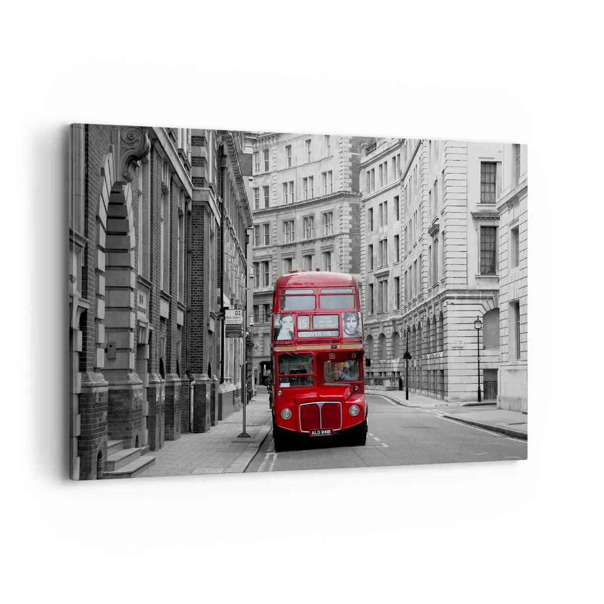 Cuadro sobre lienzo - Impresión de Imagen - Un autobús rojo sobre un fondo de edificios de la ciudad en blanco y negro. - 100x70cm - La vida cotidiana no tiene por qué ser gris - Decoración de pared moderna para salón y dormitorio ARTTOR