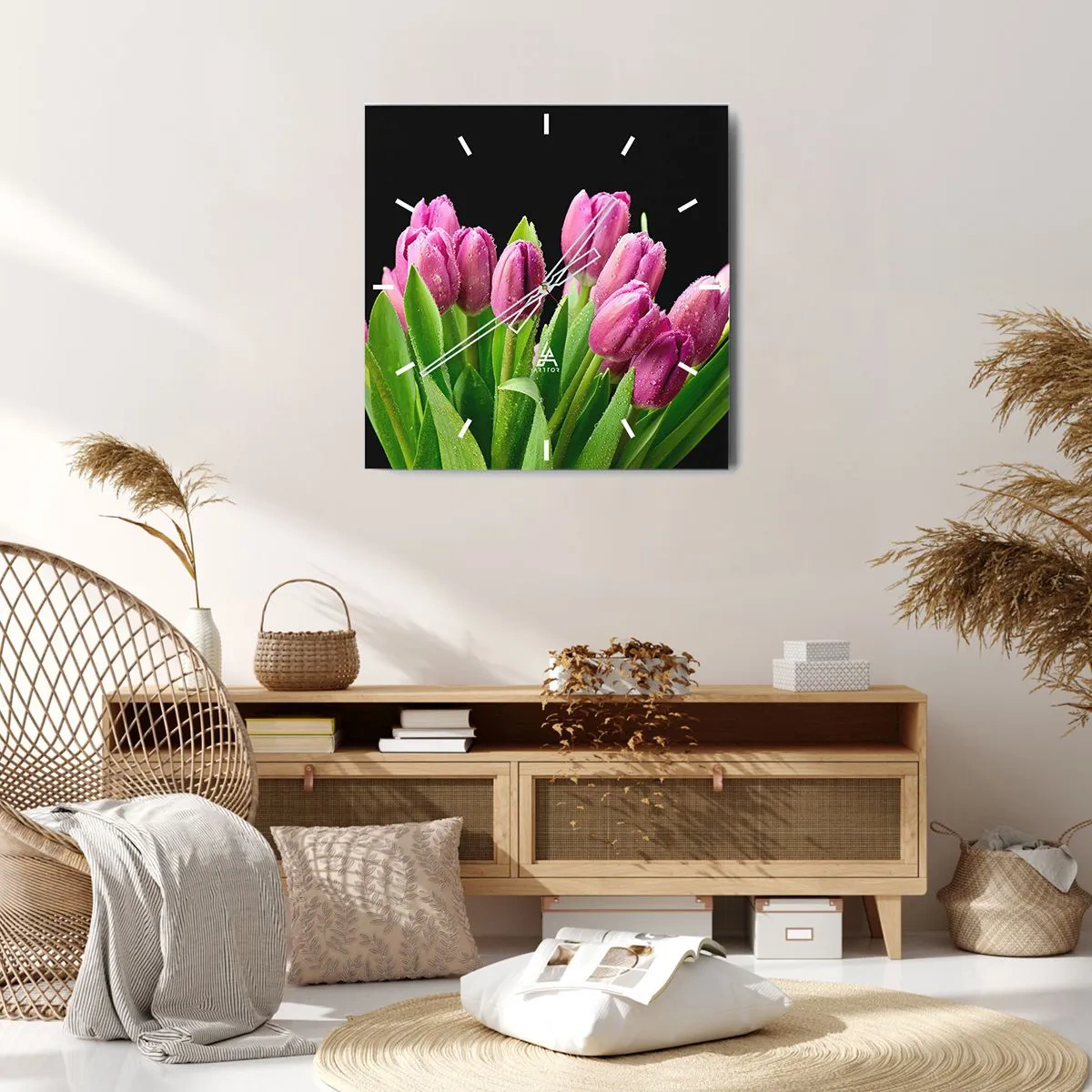 Reloj de pared - Reloj de vidrio - Tulipanes rosados con gotas de rocío sobre un fondo negro - 30x30cm - La alegría de la primavera - Decoración de pared moderna para salón y dormitorio ARTTOR