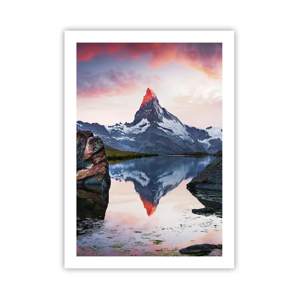 Póster - Una montaña reflejada en un lago al atardecer. - 50x70cm - El corazón de las montañas arde - Decoración de pared moderna para salón y dormitorio ARTTOR
