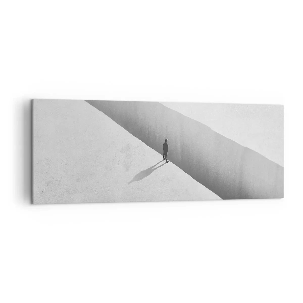 Cuadro sobre lienzo - Impresión de Imagen - Una figura solitaria se encuentra sobre un profundo abismo en un entorno monocromático. - 140x50cm - Sin un destino claro - Decoración de pared moderna para salón y dormitorio ARTTOR