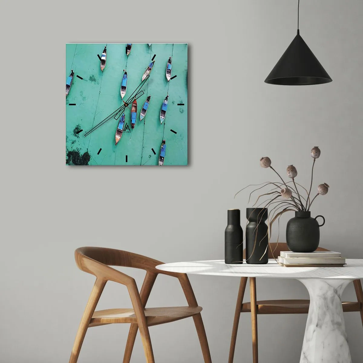 Reloj de pared - Reloj de vidrio - Una vista aérea de barcos en aguas turquesas. - 30x30cm - En alegre espera - Decoración de pared moderna para salón y dormitorio ARTTOR