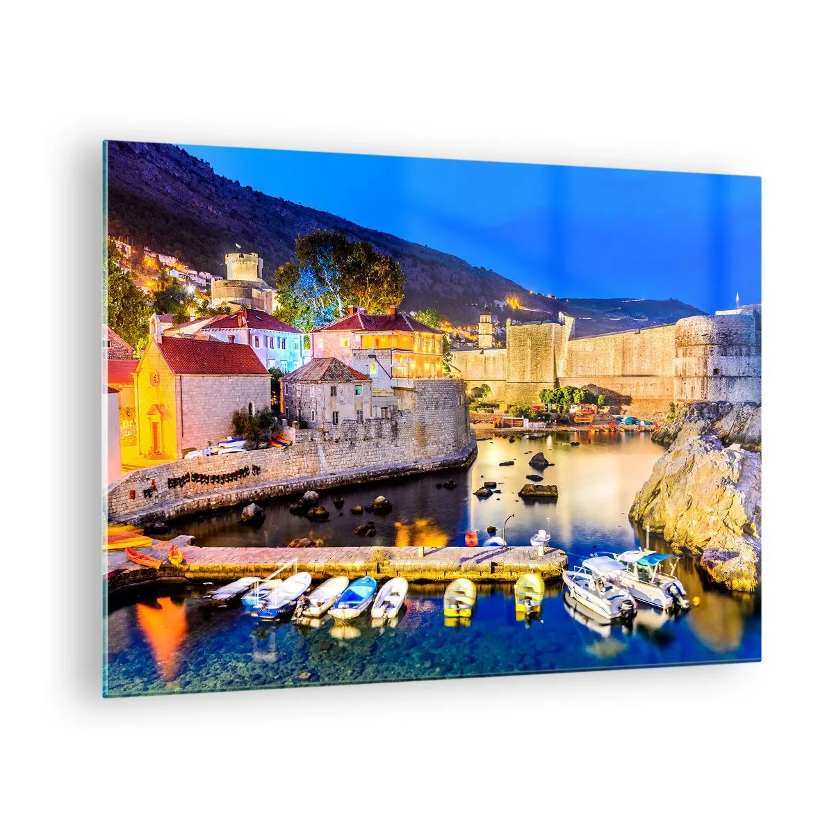Cuadro sobre vidrio - Impresiones sobre Vidrio - Panorama nocturno de Dubrovnik con barcos y murallas - 70x50cm - Noche iluminada sobre el mar Adriático - Decoración de pared moderna para salón y dormitorio ARTTOR