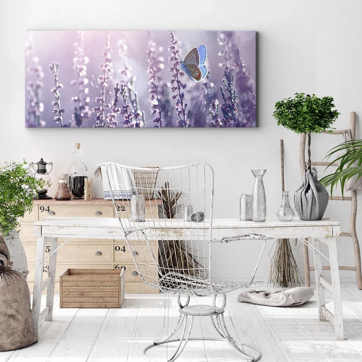 Cuadro sobre lienzo - Impresión de Imagen - Una mariposa sobre lavanda en flor a la luz de la mañana. - 140x50cm - El beso de una mariposa - Decoración de pared moderna para salón y dormitorio ARTTOR