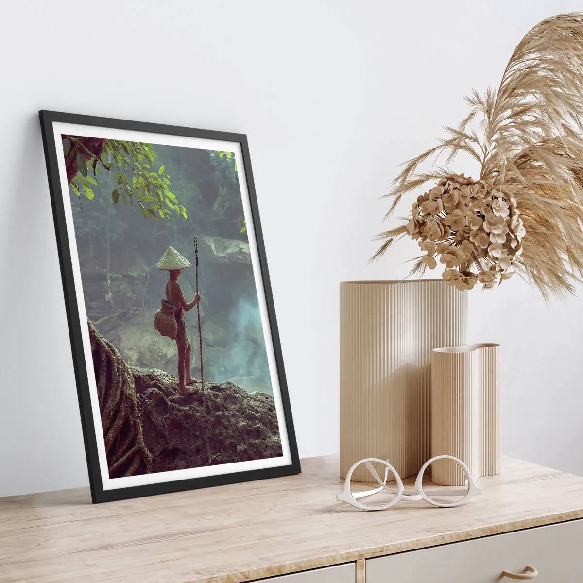 Póster en marco negro - Un niño en el bosque con una caña de pescar y una cesta en la espalda. - 50x70cm - Amistad con la naturaleza - Decoración de pared moderna para salón y dormitorio ARTTOR