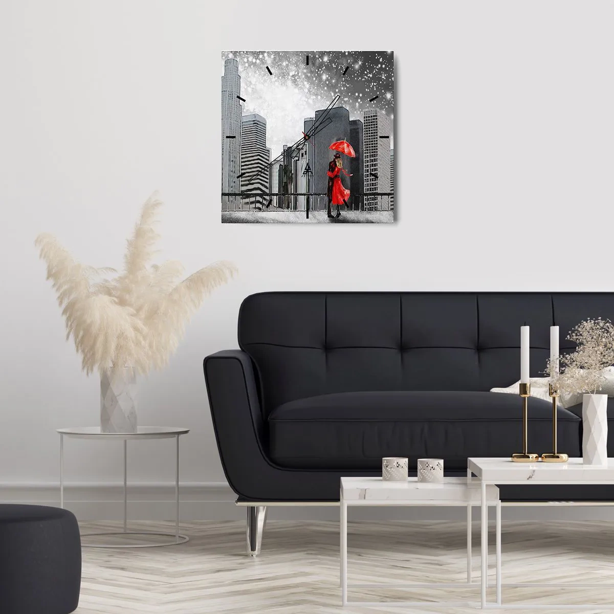 Reloj de pared - Reloj de vidrio - Una pareja vestida de rojo con un paraguas frente a un paisaje urbano. - 30x30cm - Amor en la jungla urbana - Decoración de pared moderna para salón y dormitorio ARTTOR