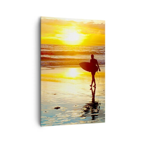 Cuadro sobre lienzo - Impresión de Imagen - Un surfista caminando por la playa al atardecer con una tabla en la mano. - 80x120cm - El regreso del guerrero - Decoración de pared moderna para salón y dormitorio ARTTOR
