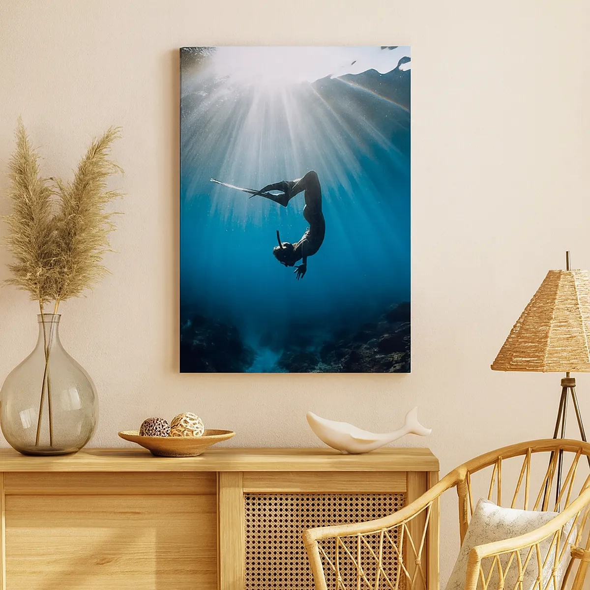Cuadro sobre lienzo - Impresión de Imagen - Un buzo flotando en un haz de luz bajo el agua. - 50x70cm - Danza subacuática - Decoración de pared moderna para salón y dormitorio ARTTOR