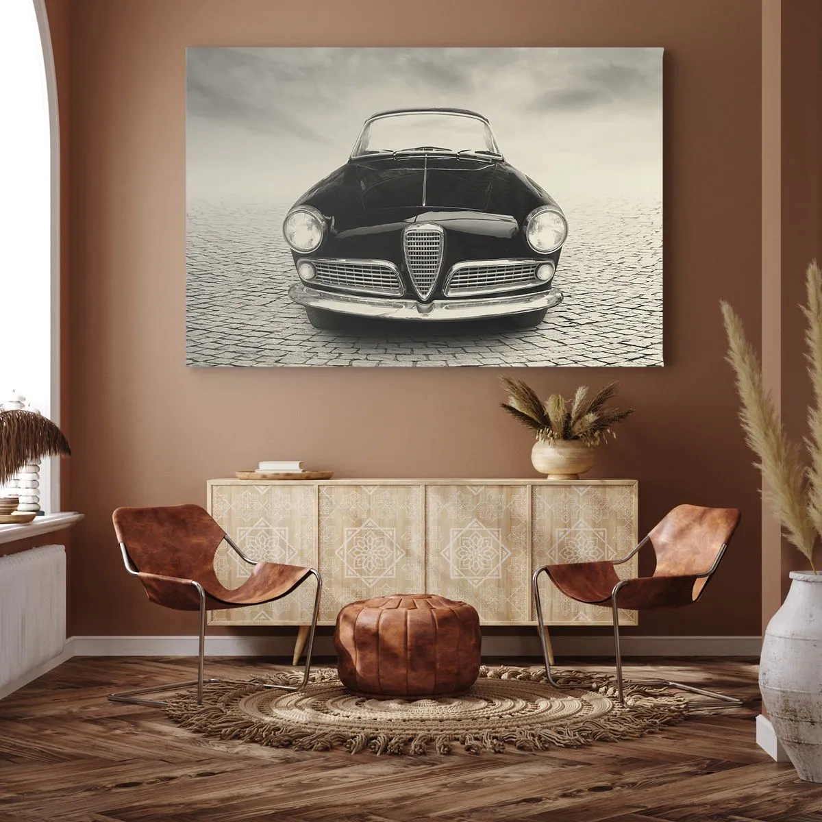 Cuadro sobre lienzo - Impresión de Imagen - Un coche clásico en una plaza adoquinada en estilo monocromático. - 120x80cm - ¿Y cómo no quererme? - Decoración de pared moderna para salón y dormitorio ARTTOR