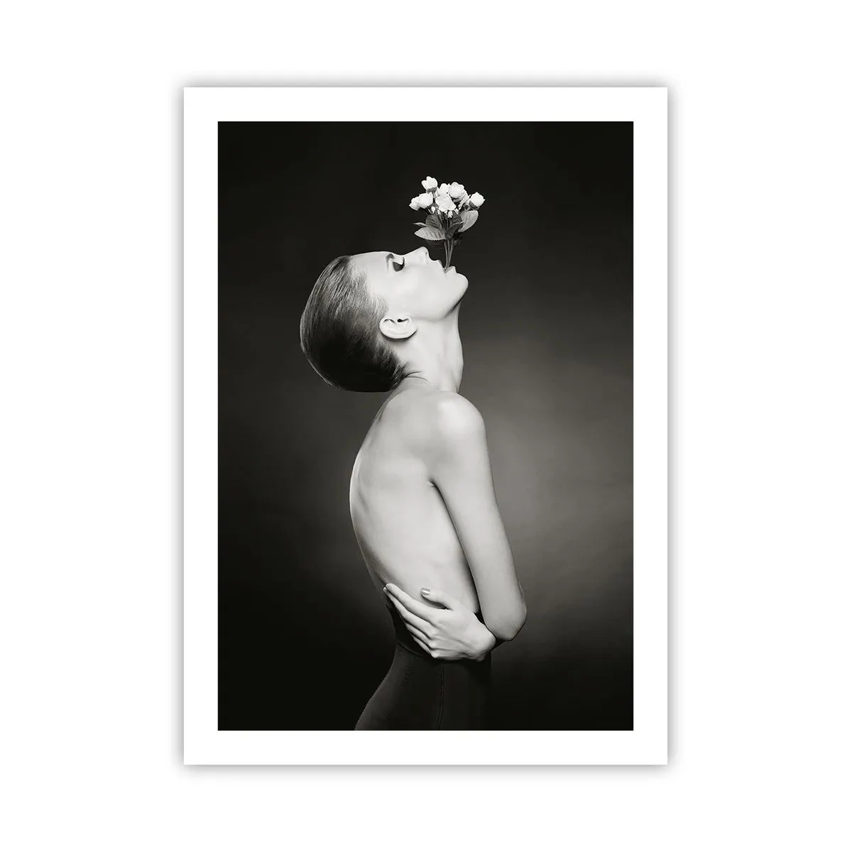 Póster - Retrato en blanco y negro de una mujer con flores. - 50x70cm - Elegancia excéntrica - Decoración de pared moderna para salón y dormitorio ARTTOR