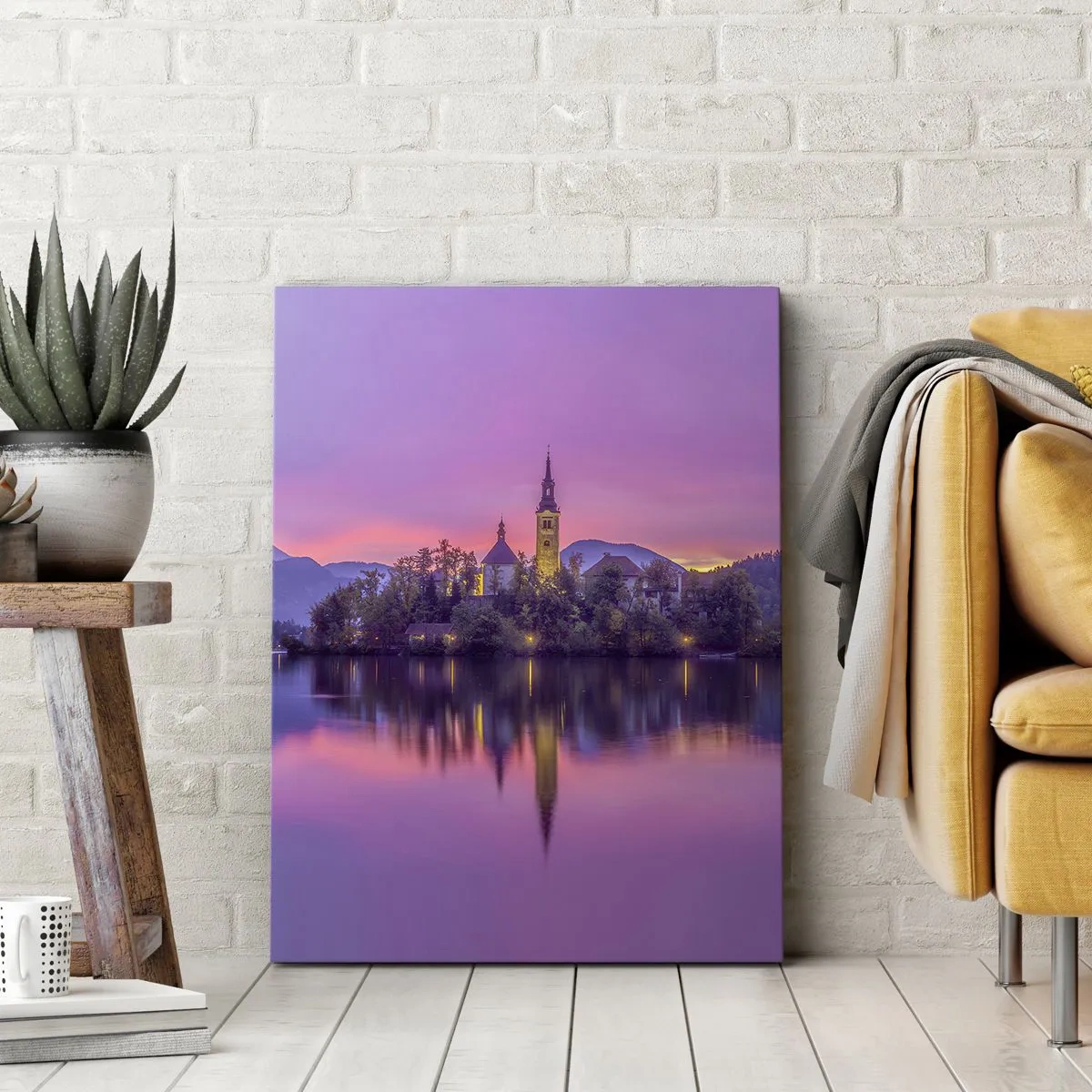 Cuadro sobre lienzo - Impresión de Imagen - Lago con una isla y una iglesia al atardecer - 70x100cm - Isla de cuento de hadas al atardecer - Decoración de pared moderna para salón y dormitorio ARTTOR