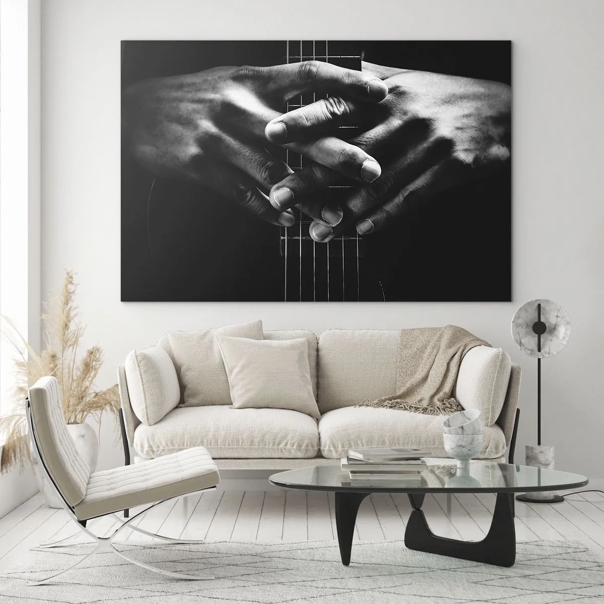 Cuadro sobre vidrio - Impresiones sobre Vidrio - Manos juntas apoyadas sobre el mástil de la guitarra en blanco y negro - 100x70cm - La oración del artista - Decoración de pared moderna para salón y dormitorio ARTTOR