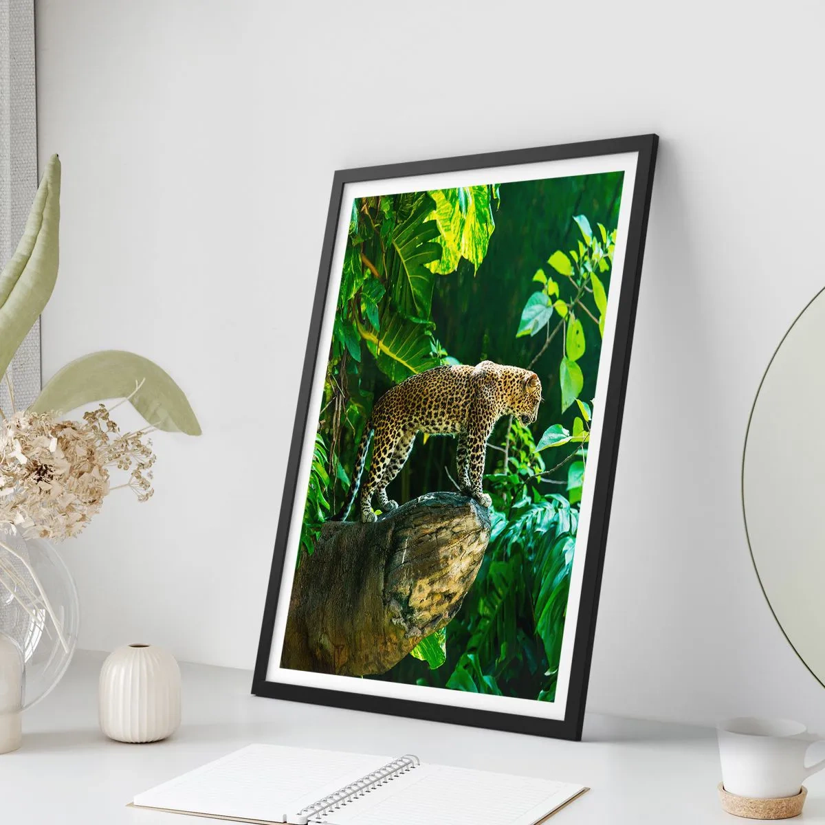 Póster en marco negro - Un leopardo de pie sobre una roca en un bosque tropical. - 50x70cm - ¿A la caza? - Decoración de pared moderna para salón y dormitorio ARTTOR