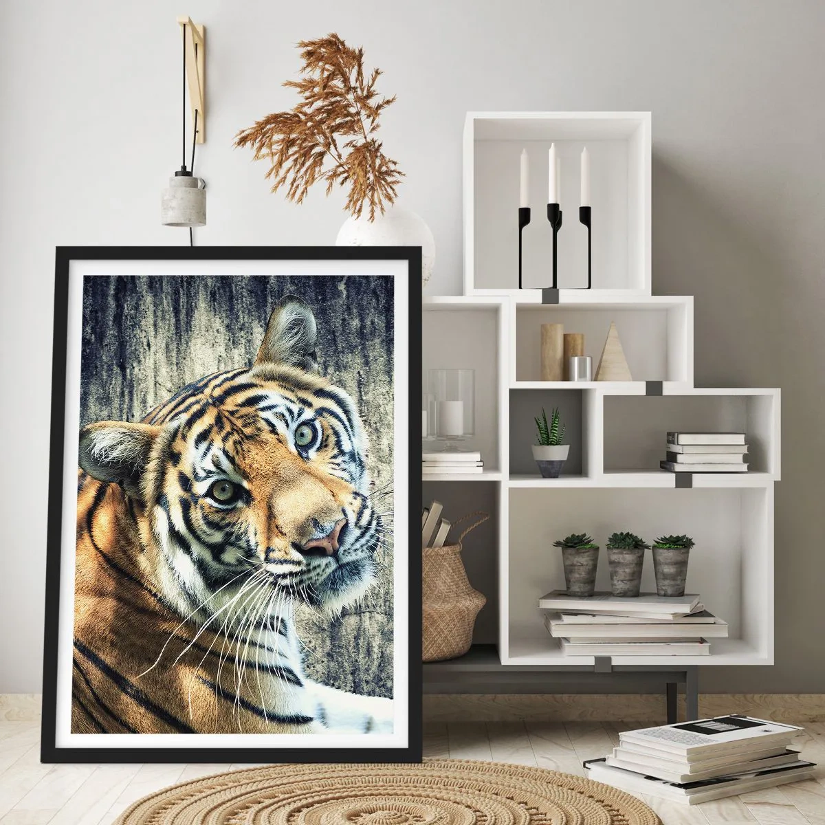Póster en marco negro - Primer plano de un tigre contra una pared natural. - 50x70cm - Retrato en corrientes de luz - Decoración de pared moderna para salón y dormitorio ARTTOR